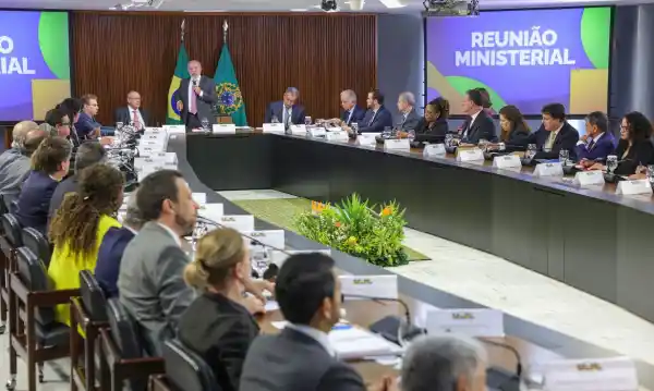 18 ministros saem do governo para disputar eleições