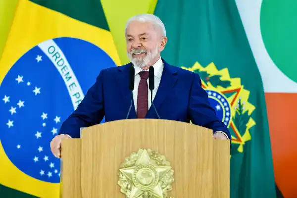 Lula cria 24 mil cargos e valoriza 200 mil servidores