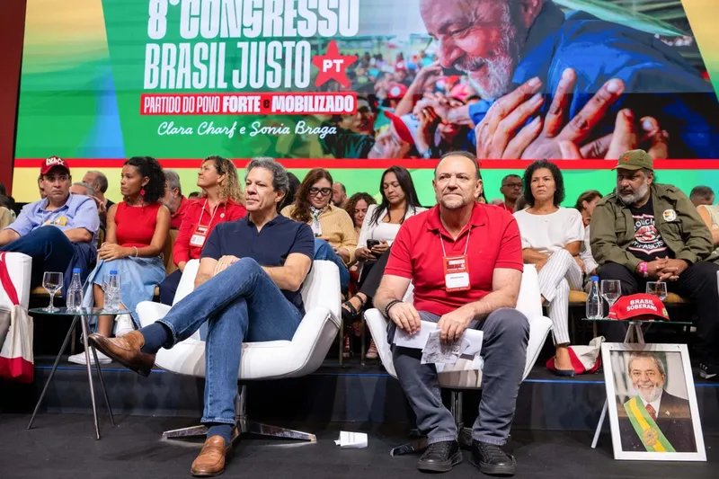 PT aprova manifesto com 8 reformas e mira reeleição de Lula em 2026