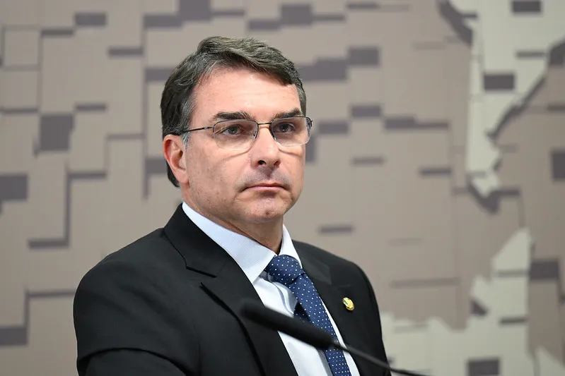 Flávio Bolsonaro propõe revogar Reforma Tributária sem plano concreto