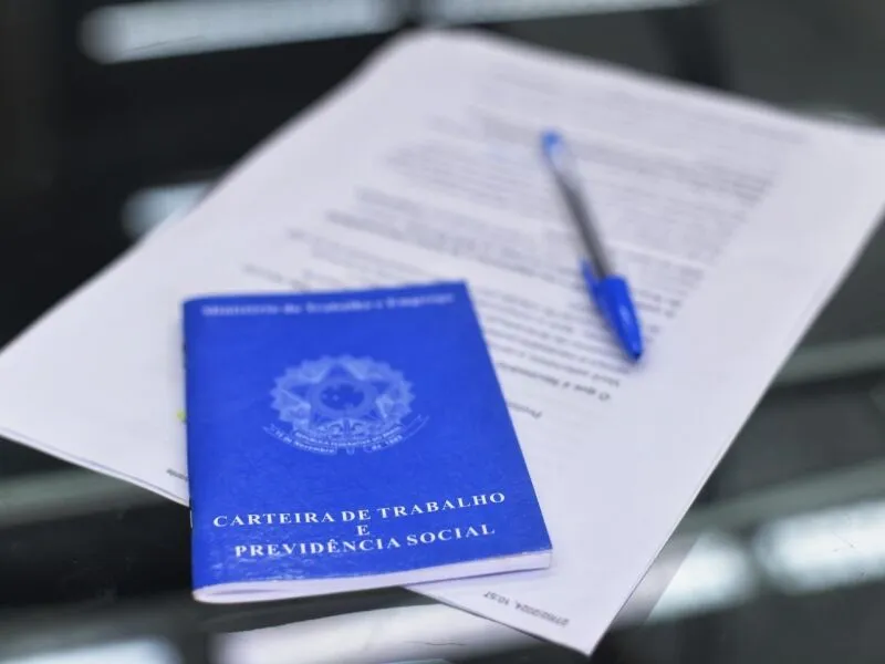 Emprego formal bate recorde com 5% de alta em 2025, mas renda média cai