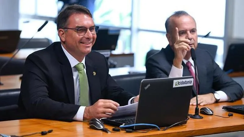 Flávio Bolsonaro propõe suspender reforma tributária por um ano