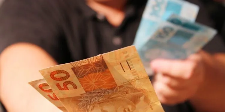 Governo cria regra que troca Bolsa Família por BPC de R$ 1.621