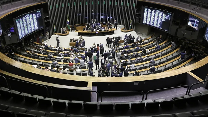 Congresso articula derrotas de Lula em agências e tributação do futebol