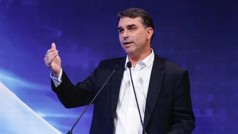 Flávio Bolsonaro propõe suspender reforma tributária se for eleito
