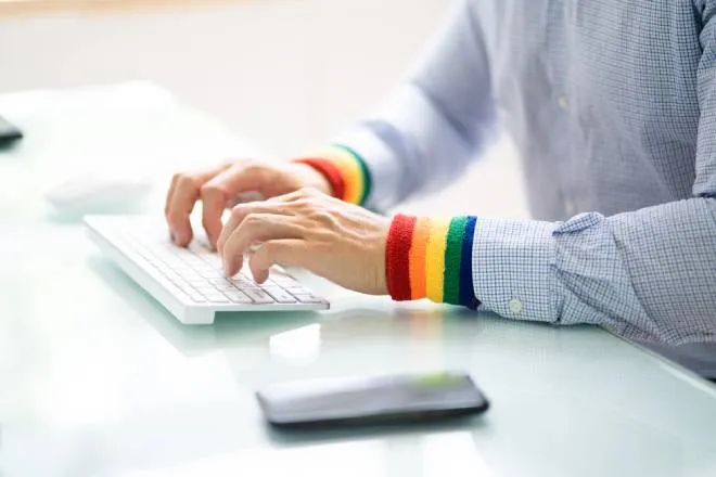 Plataformas digitais reduzem visibilidade LGBTQIA+ e favorecem discursos de ódio, alertam pesquisadoras da Unesp