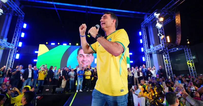 Flávio Bolsonaro anuncia novo Bolsa Família e celular grátis