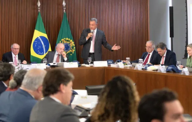 Governo Lula 3 apresenta avanços sociais e critica interferências de Trump