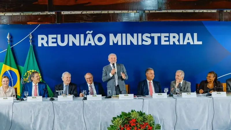 Governo Lula apresenta redução da pobreza e isenção de IR em balanço